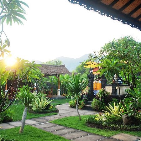 Trijaya Pensión Pemuteran Exterior foto